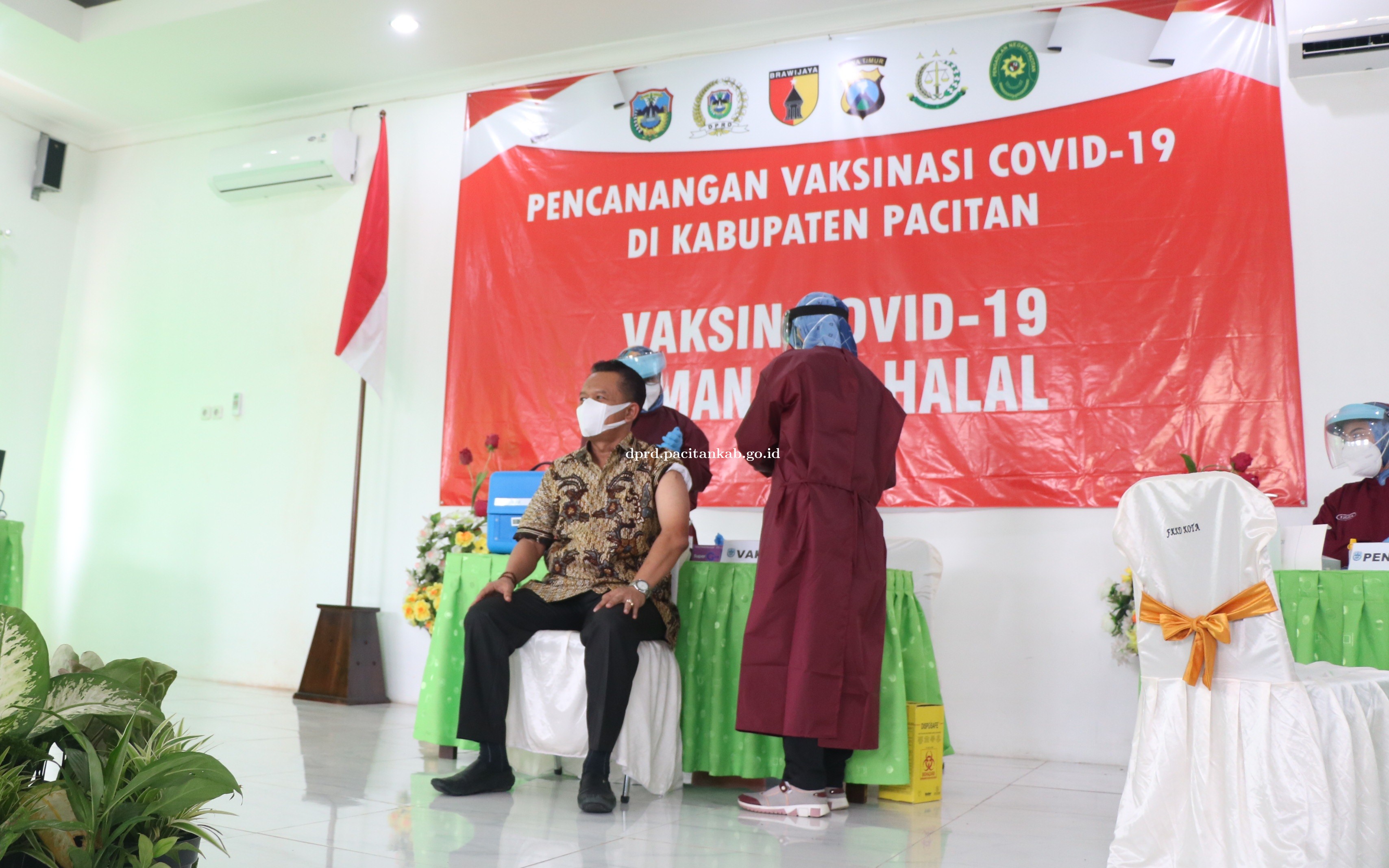 Ketua DPRD Jadi Orang Pertama Di Pacitan Yang Jalani Vaksininasi COVID-19